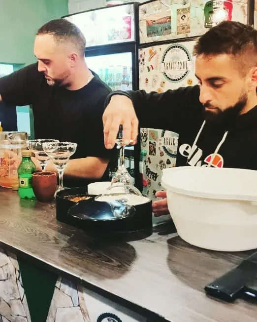 Preparando tragos en la barra