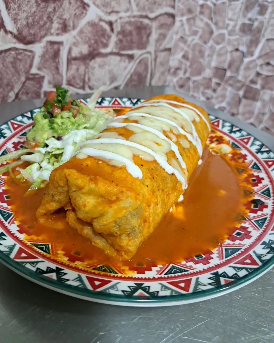 Burrito mojado bañado en salsa