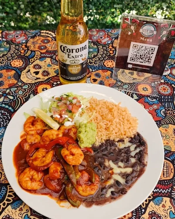 Camarones a la diabla con arroz y frijoles
