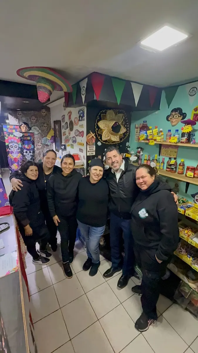 El equipo de Agave Azul en el local