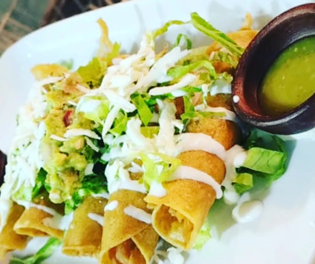 Flautas de pollo con crema y queso