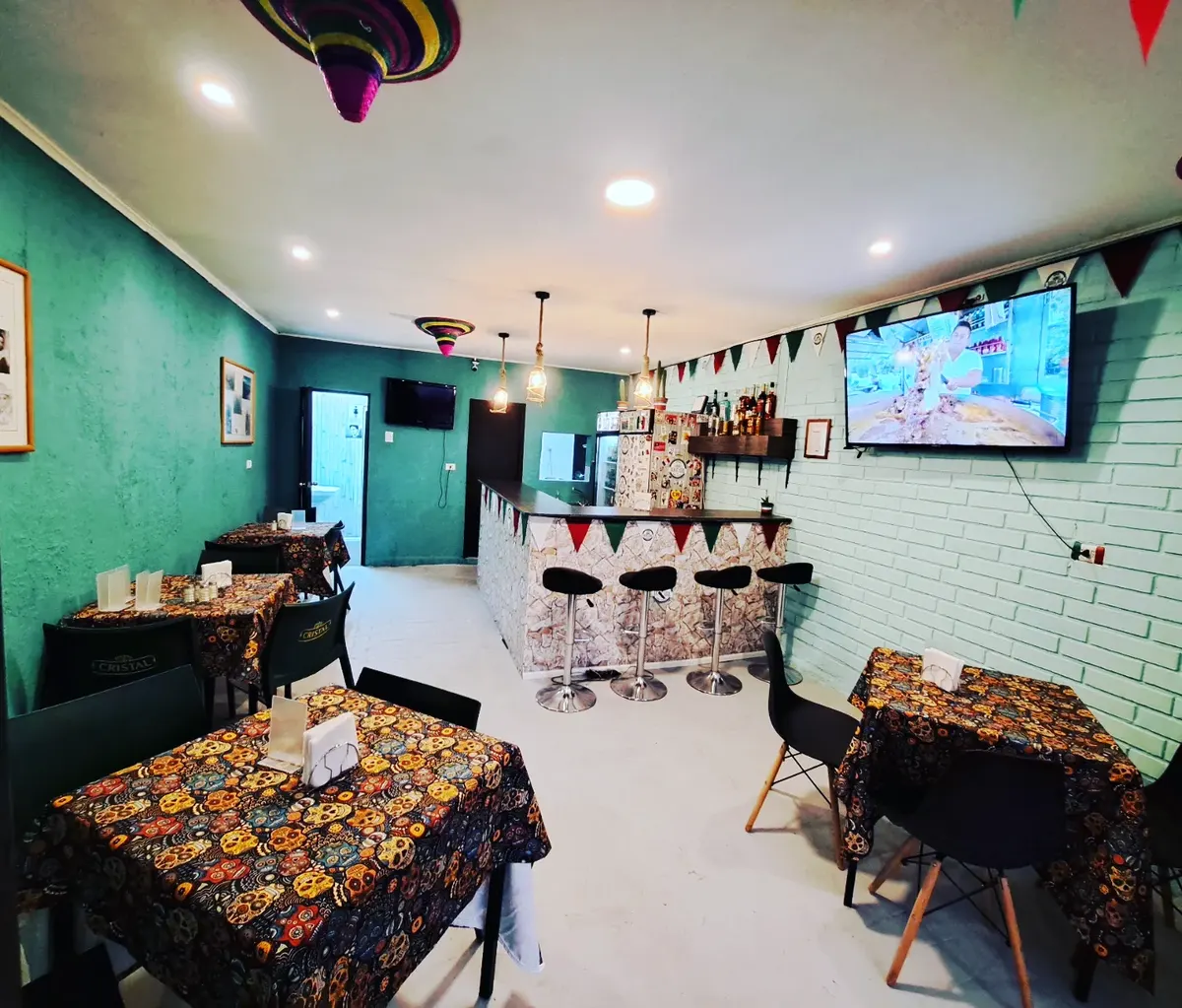 Salón decorado con papel picado