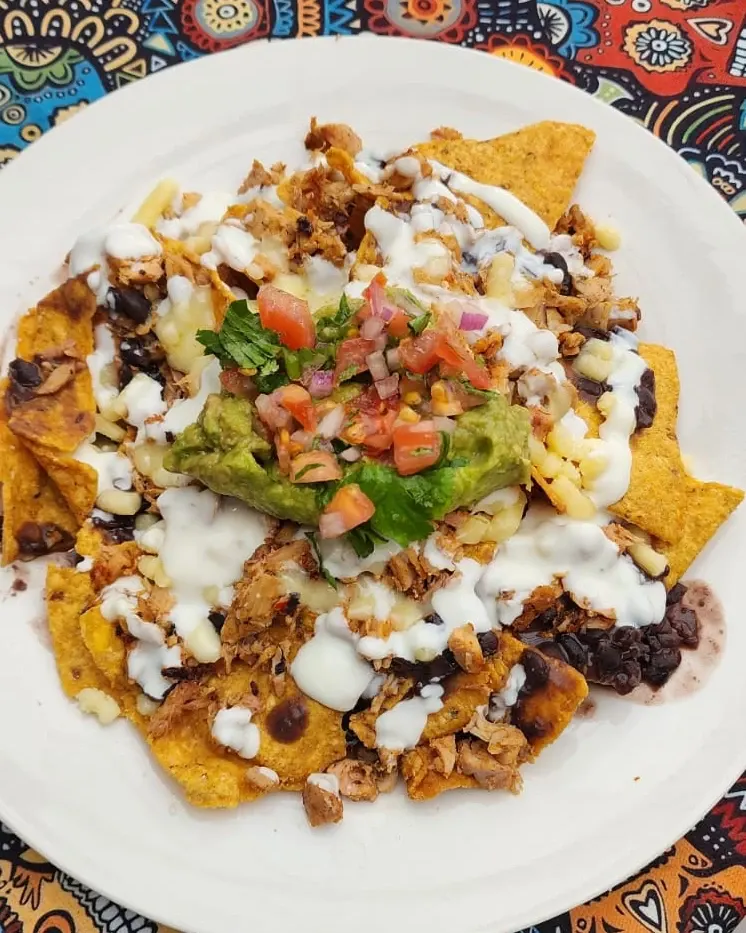 Nachos con carne, guacamole y crema