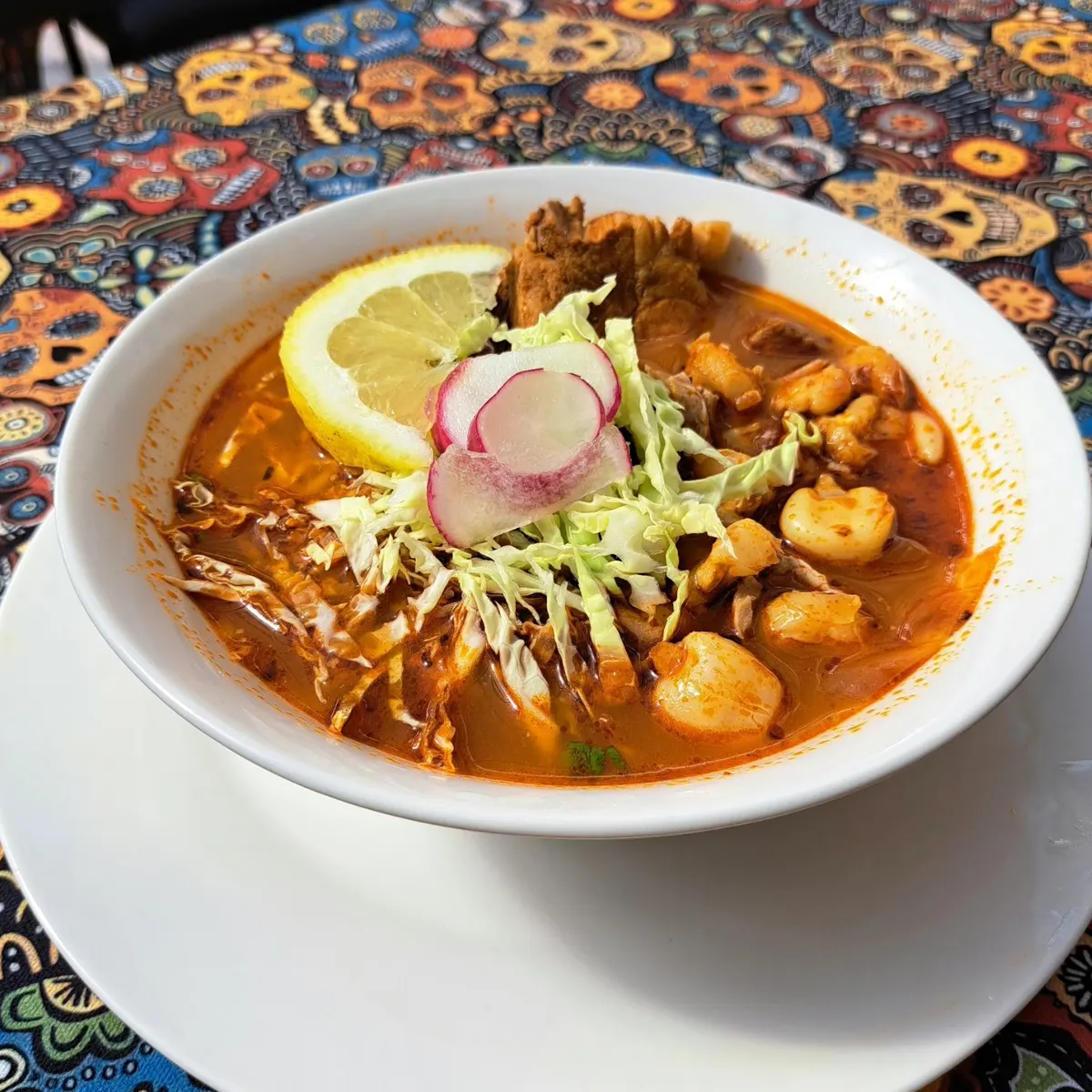 Pozole de cerdo con rábano y lechuga