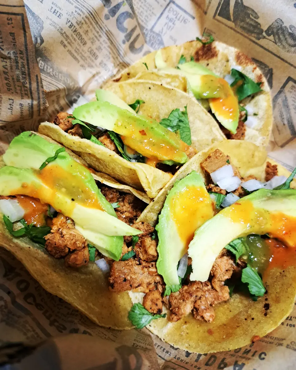 Tacos con aguacate y rábano